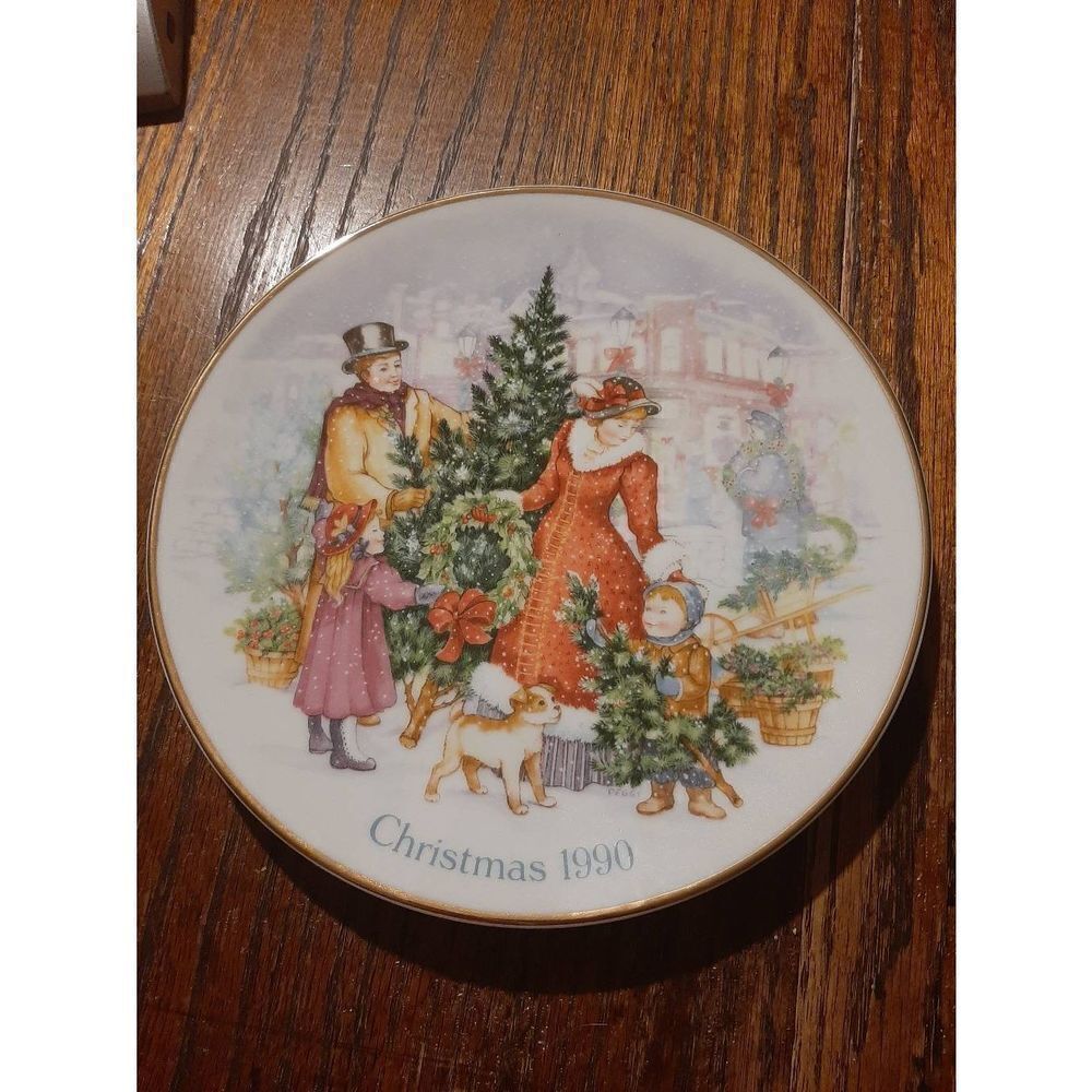 Vintage 1990 Avon Christmas Collectible Holiday Collector Decorative Plate Gold